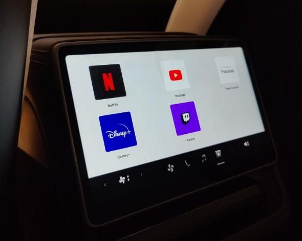 Tesla убирает Disney+ из своих электроавтомобилей после обновления ПО