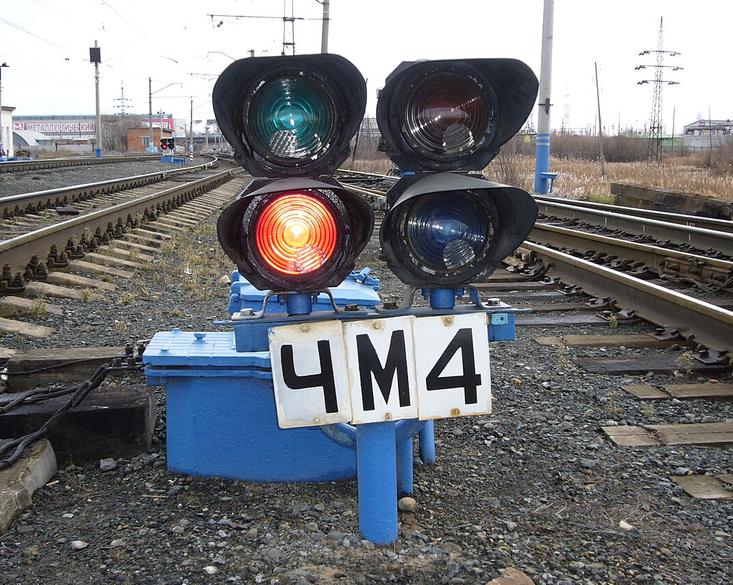 Почему на железнодорожных светофорах красный свет расположен снизу