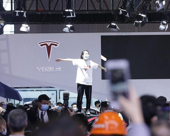 Извинись! Tesla выиграла суд против китайской скандалистки