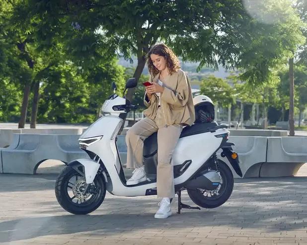 Современный, брендовый, практичный. Honda представила электрический скутер 2025 CUV e: