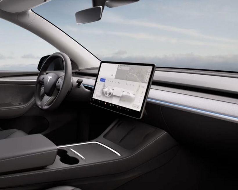 Tesla выпустила подсветку приборной панели для старых моделей Model Y